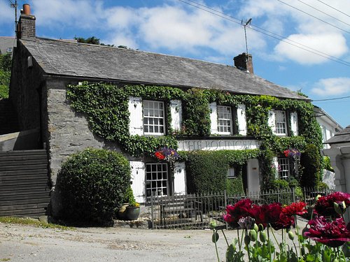 Cozy Local Pubs in Bolingey and Perranporth: Sip and Savor Near Radlan Retreats